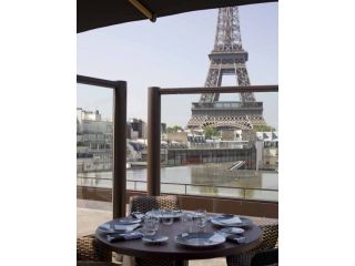 Les Ombres restaurant image