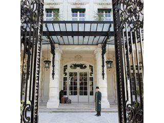 Shangri-la hotel Paris image